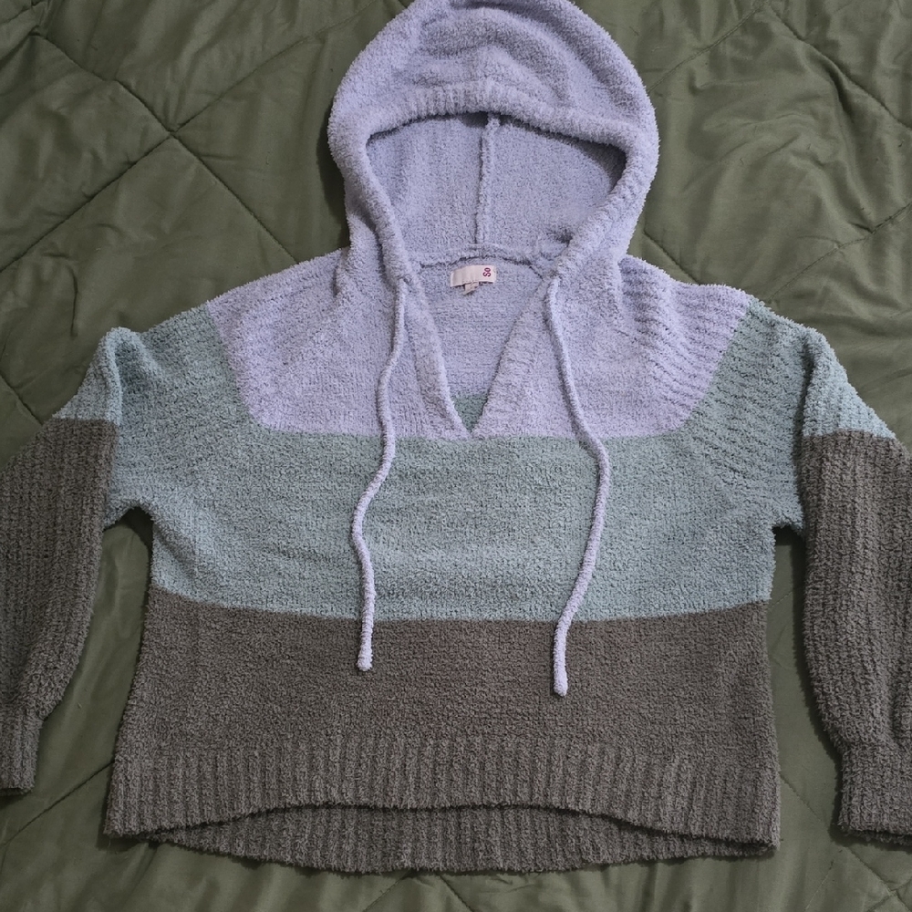 SO V-Neck Sweaters in Green and Blue